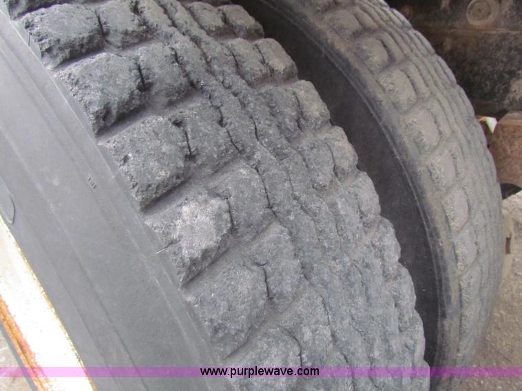 image for item AE9058 1976 International Transtar II semi truck