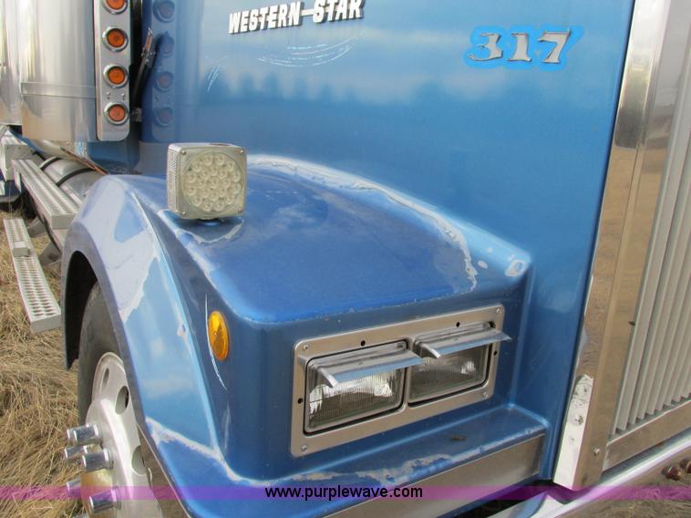 image for item F4854 1998 Western Star 4964EX semi truck