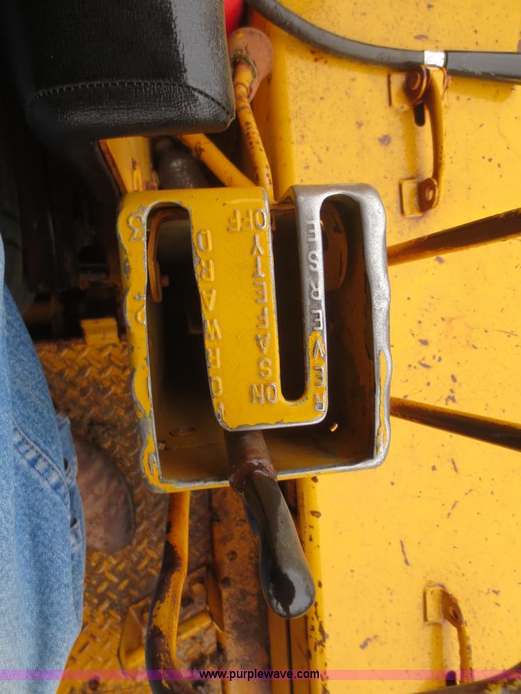 image for item F8168 Caterpillar D8H dozer