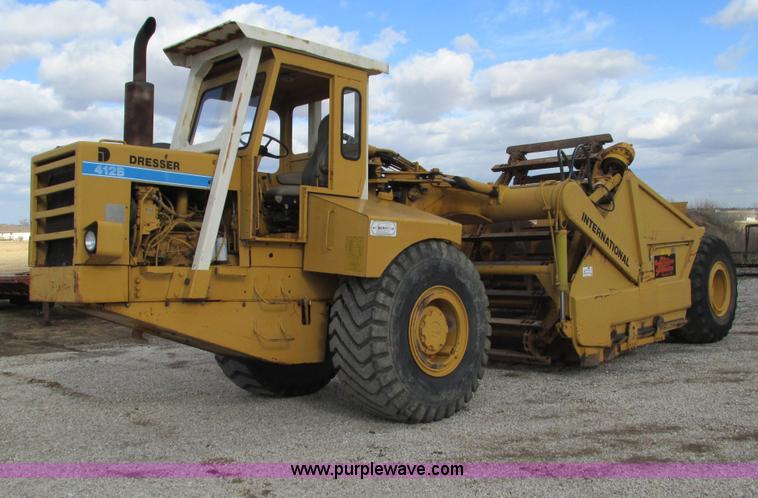 image for item G9369 International 412B elevating paddle scraper