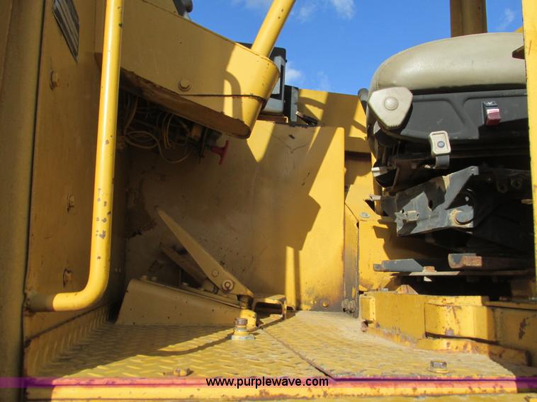 image for item G9369 International 412B elevating paddle scraper