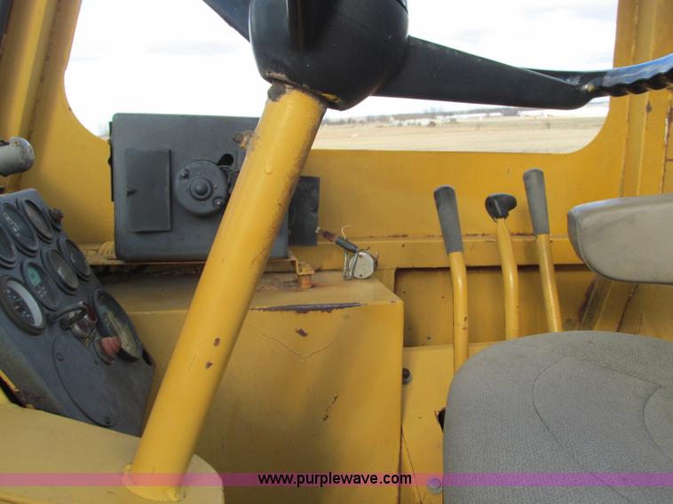 image for item G9369 International 412B elevating paddle scraper