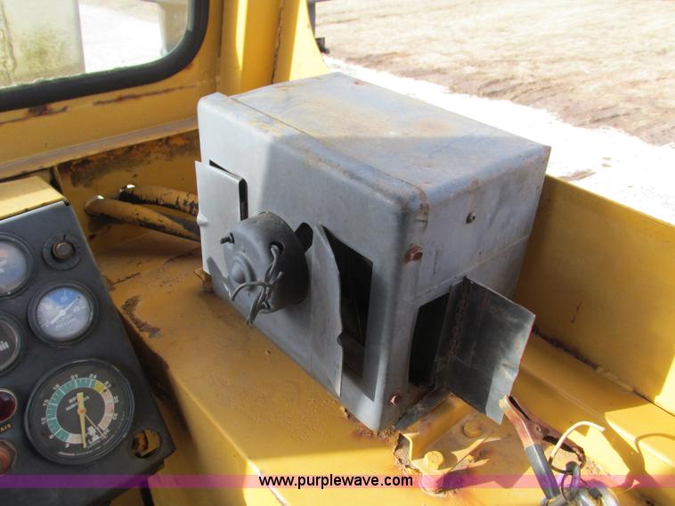 image for item G9369 International 412B elevating paddle scraper