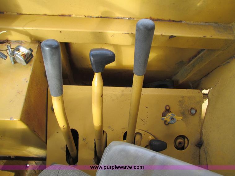 image for item G9369 International 412B elevating paddle scraper