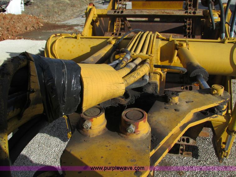 image for item G9369 International 412B elevating paddle scraper