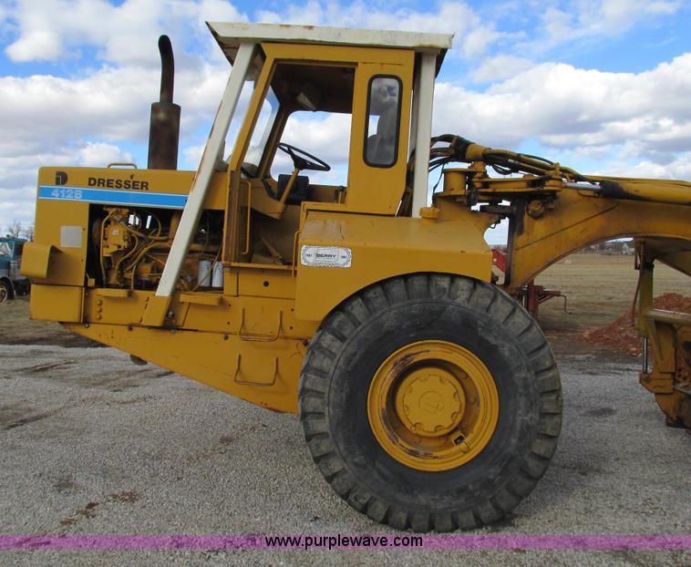 image for item G9369 International 412B elevating paddle scraper