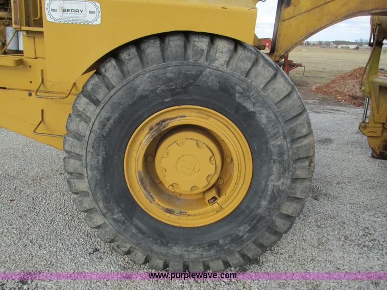 image for item G9369 International 412B elevating paddle scraper