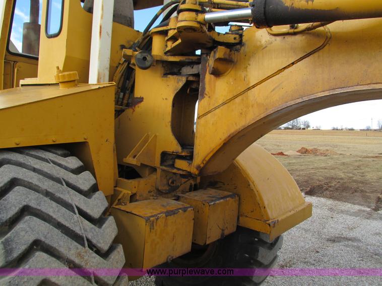 image for item G9369 International 412B elevating paddle scraper