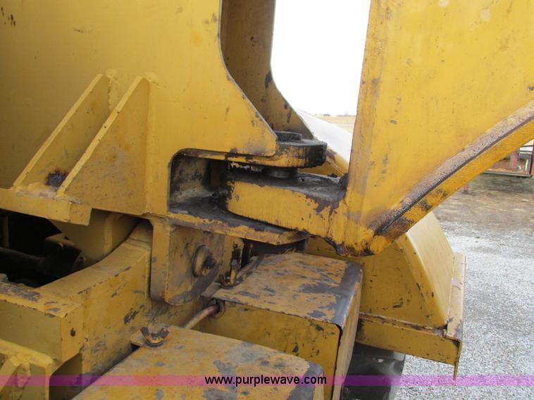 image for item G9369 International 412B elevating paddle scraper