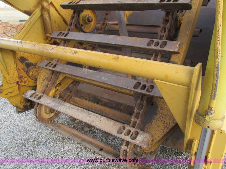 image for item G9369 International 412B elevating paddle scraper