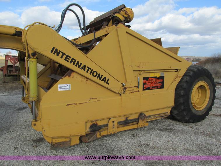image for item G9369 International 412B elevating paddle scraper