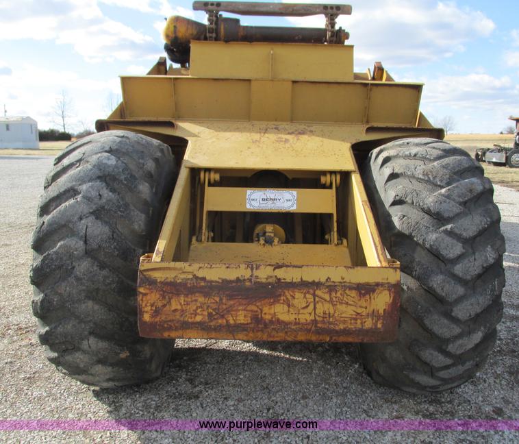 image for item G9369 International 412B elevating paddle scraper