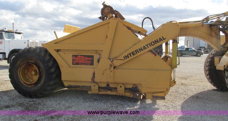 image for item G9369 International 412B elevating paddle scraper