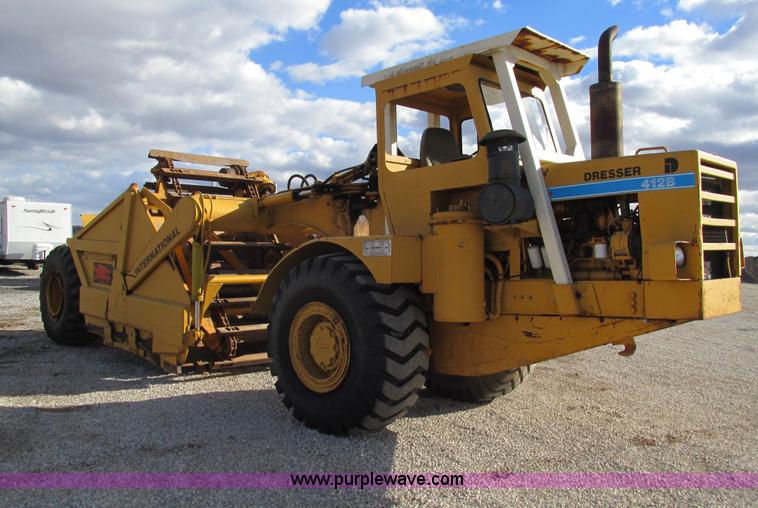 image for item G9369 International 412B elevating paddle scraper