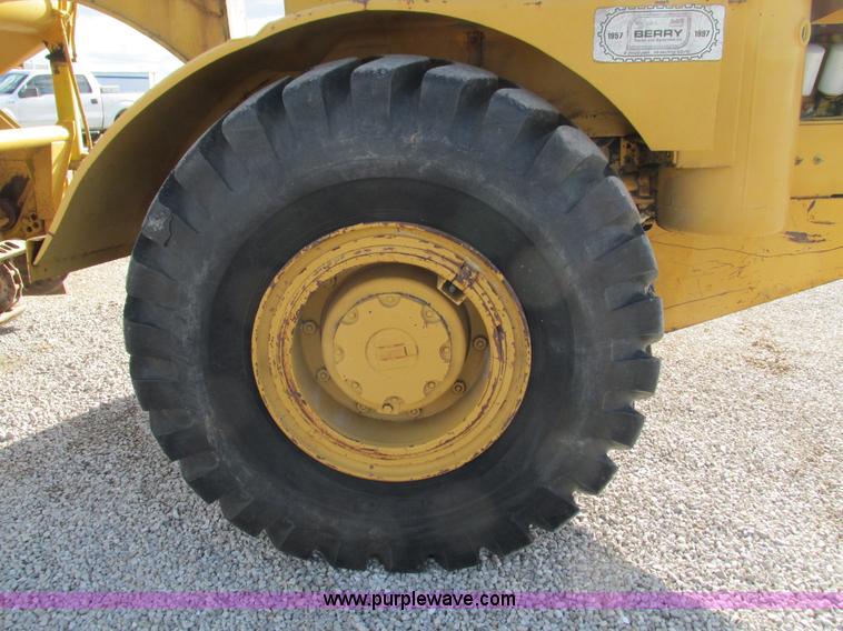 image for item G9369 International 412B elevating paddle scraper