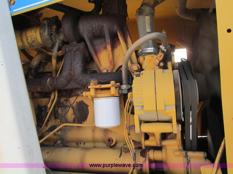 image for item G9369 International 412B elevating paddle scraper