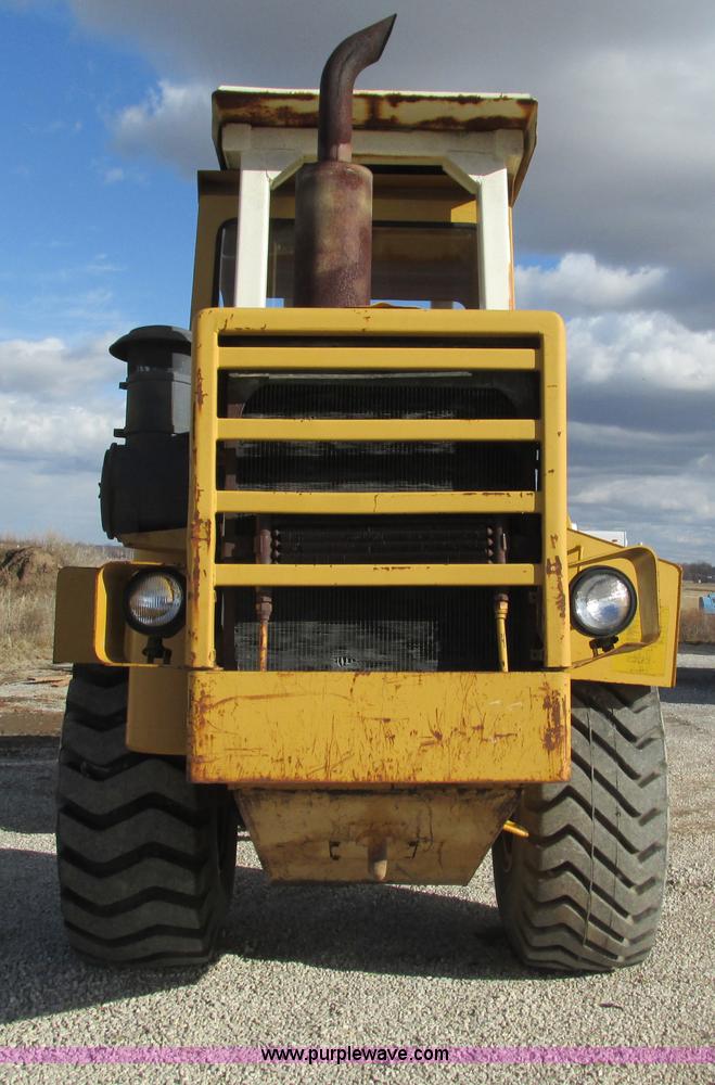 image for item G9369 International 412B elevating paddle scraper