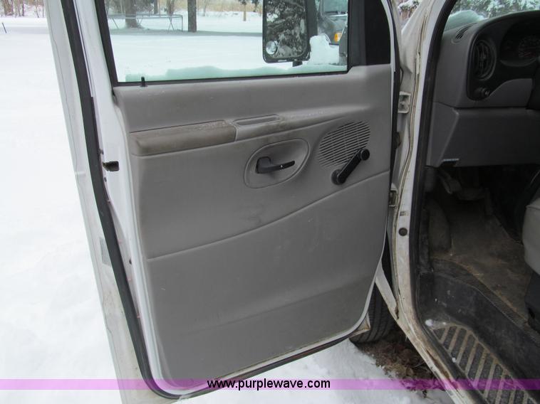 image for item G9550 1999 Ford 800 box truck