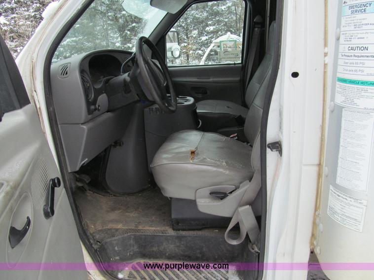 image for item G9550 1999 Ford 800 box truck