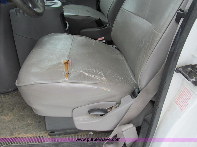 image for item G9550 1999 Ford 800 box truck