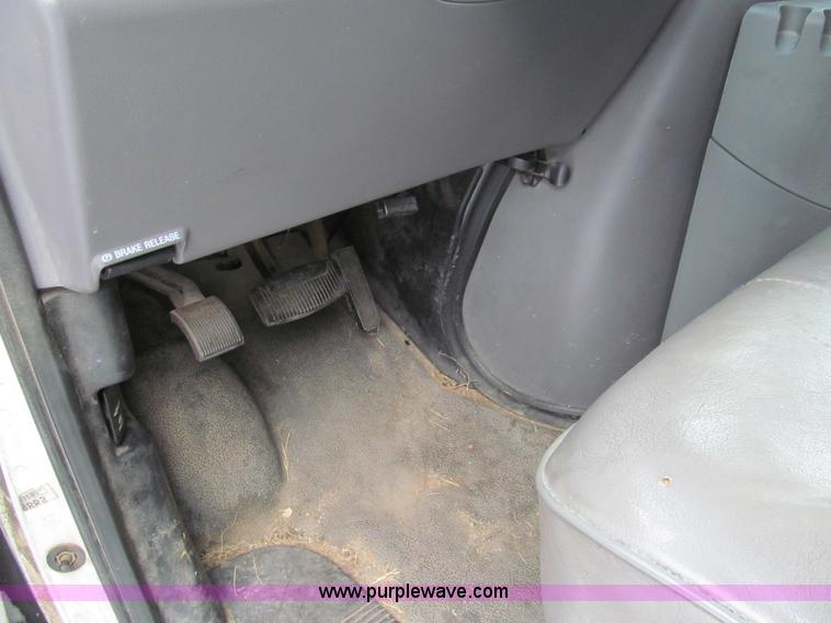 image for item G9550 1999 Ford 800 box truck