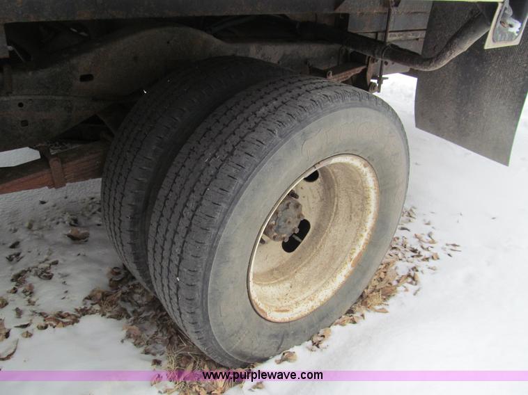 image for item G9550 1999 Ford 800 box truck