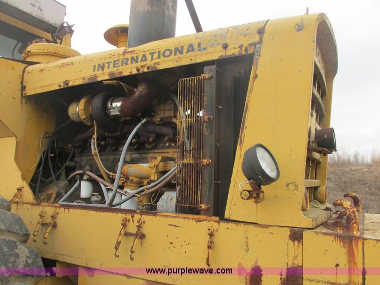 image for item H7741 International H100 Series C articulating loader