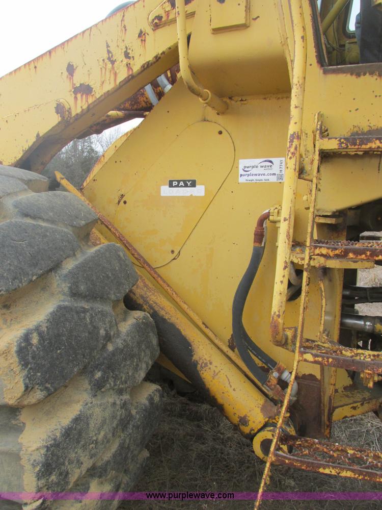 image for item H7741 International H100 Series C articulating loader