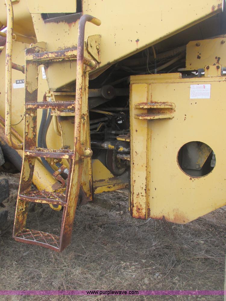 image for item H7741 International H100 Series C articulating loader