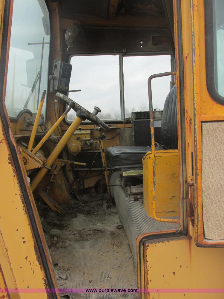 image for item H7741 International H100 Series C articulating loader