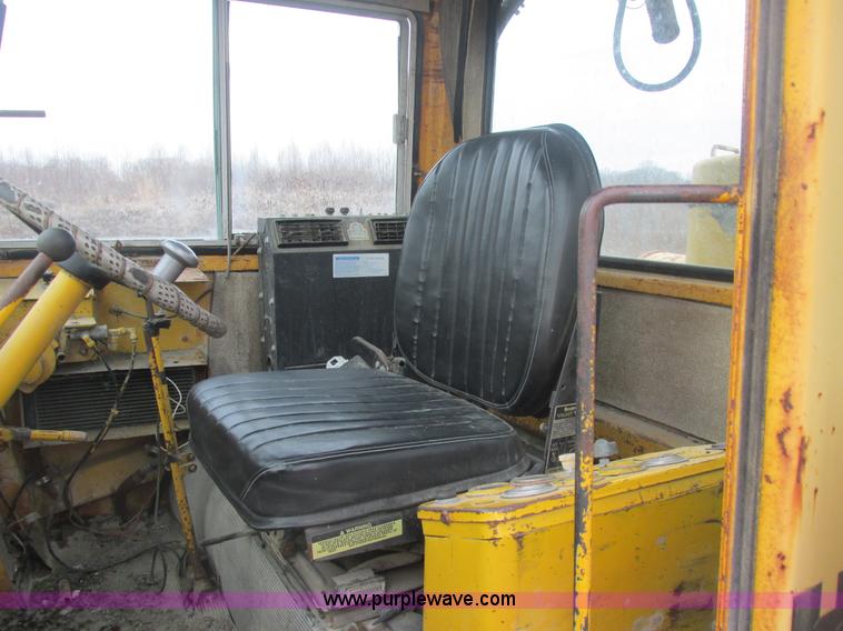 image for item H7741 International H100 Series C articulating loader