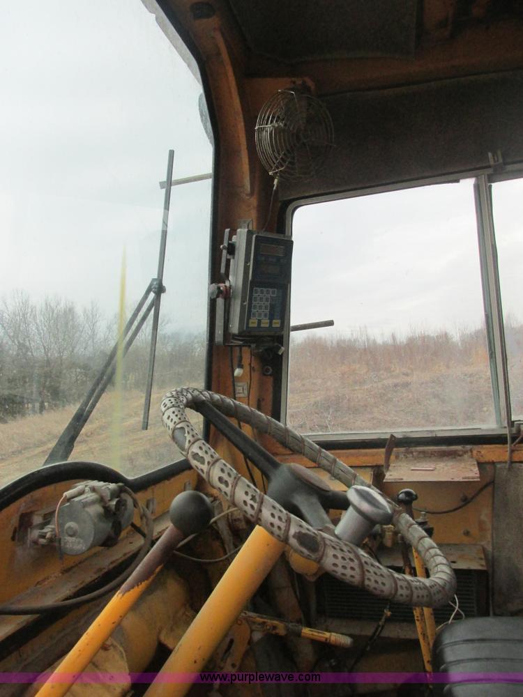 image for item H7741 International H100 Series C articulating loader