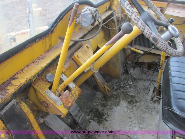 image for item H7741 International H100 Series C articulating loader