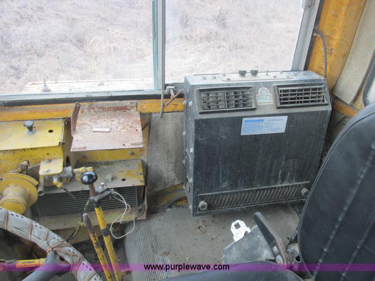 image for item H7741 International H100 Series C articulating loader