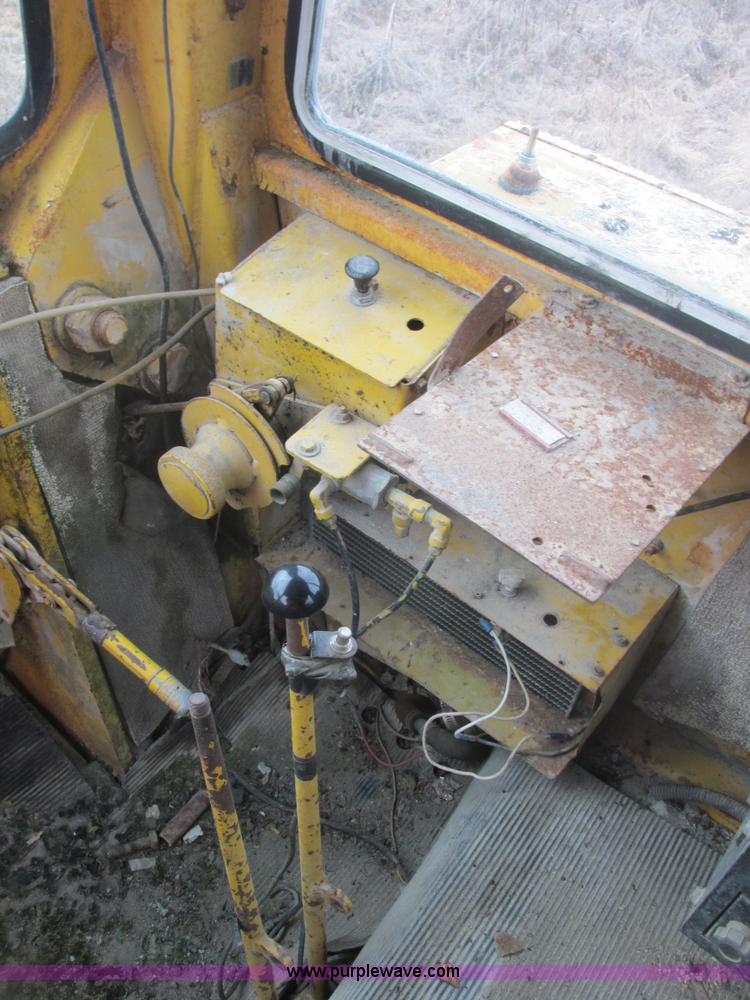 image for item H7741 International H100 Series C articulating loader