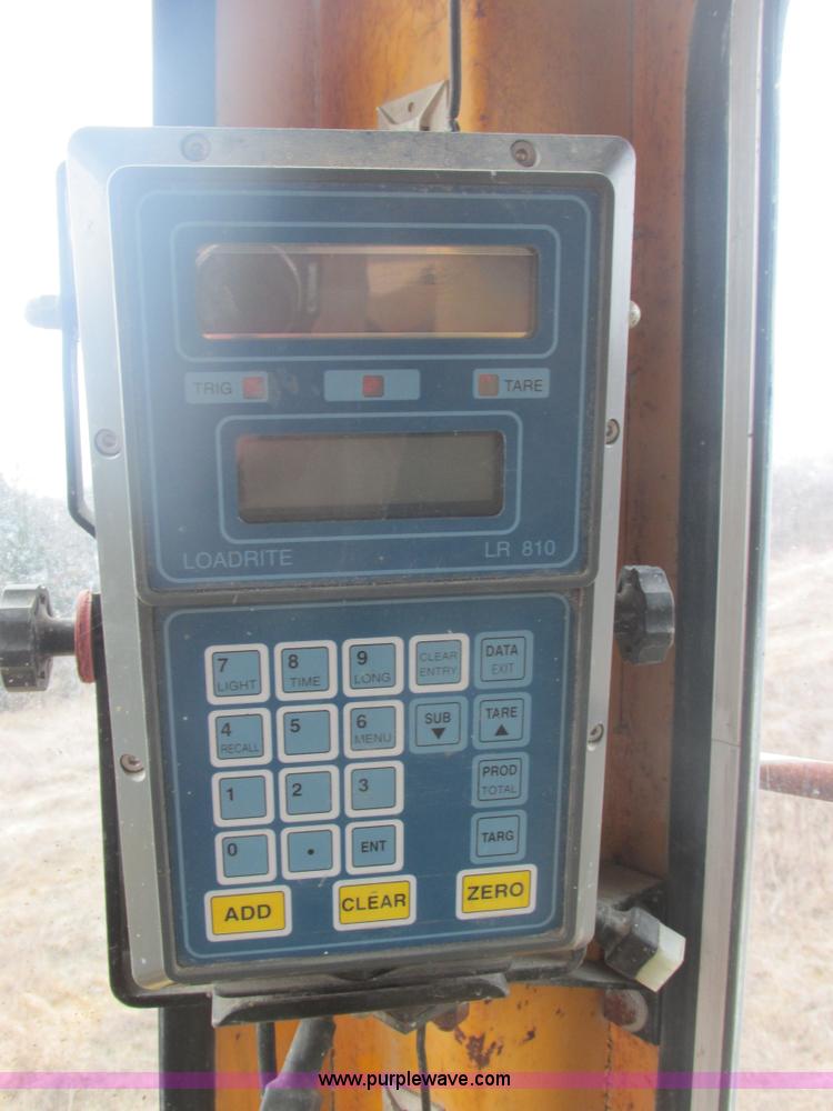 image for item H7741 International H100 Series C articulating loader