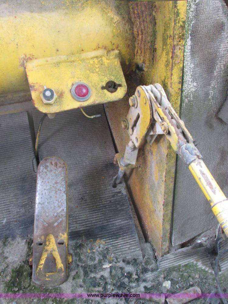 image for item H7741 International H100 Series C articulating loader