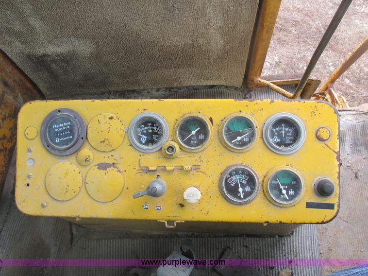 image for item H7741 International H100 Series C articulating loader