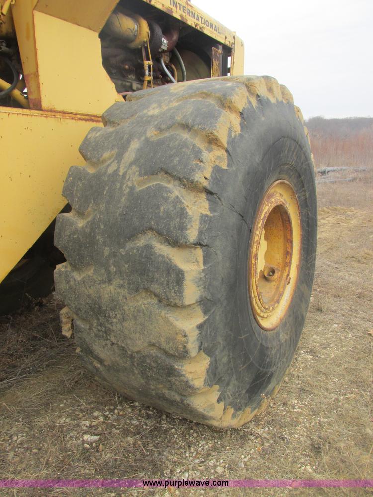 image for item H7741 International H100 Series C articulating loader