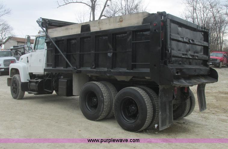 image for item H7743 1991 Ford L8000 dump truck