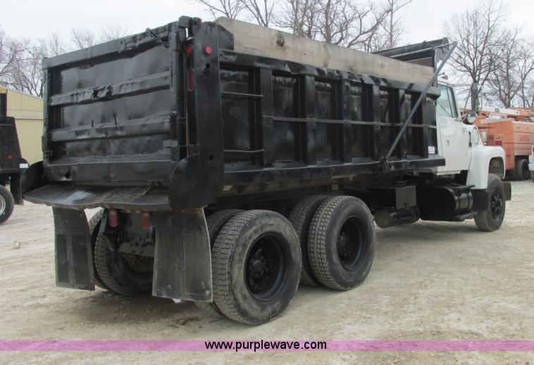 image for item H7743 1991 Ford L8000 dump truck