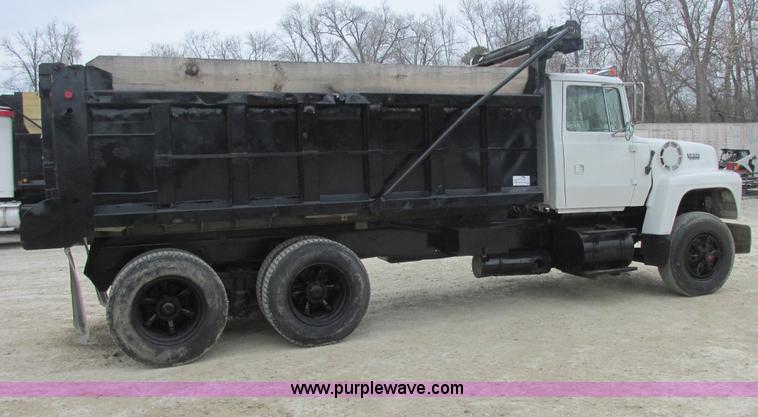 image for item H7743 1991 Ford L8000 dump truck