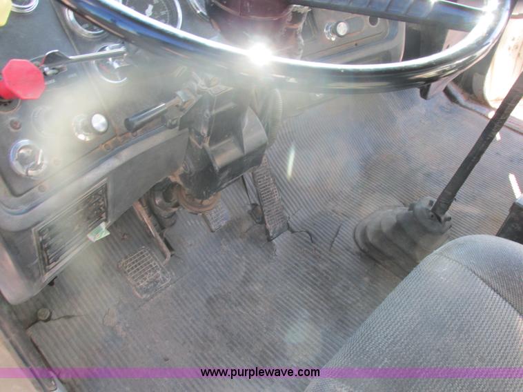 image for item H7743 1991 Ford L8000 dump truck