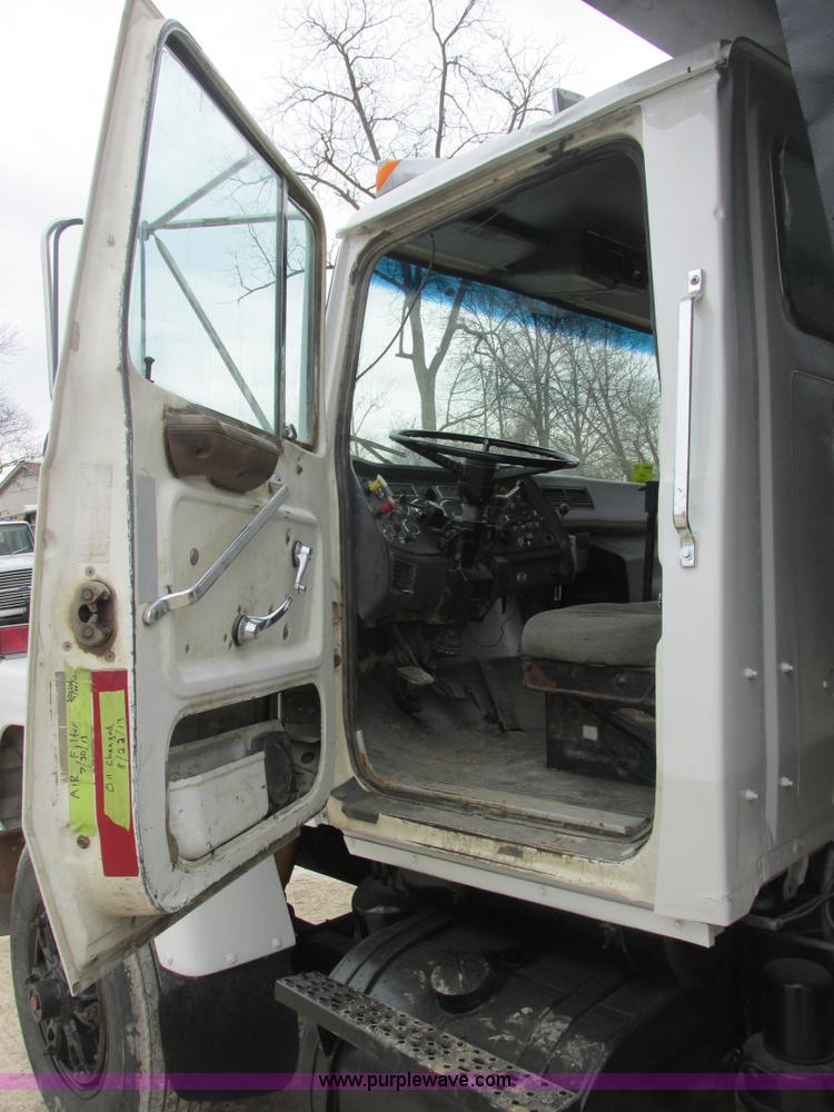 image for item H7743 1991 Ford L8000 dump truck