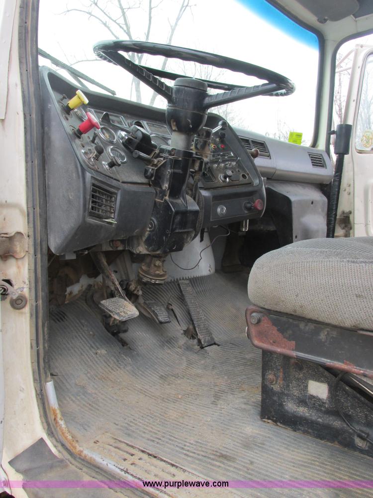 image for item H7743 1991 Ford L8000 dump truck