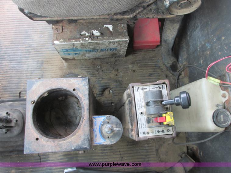 image for item H7743 1991 Ford L8000 dump truck