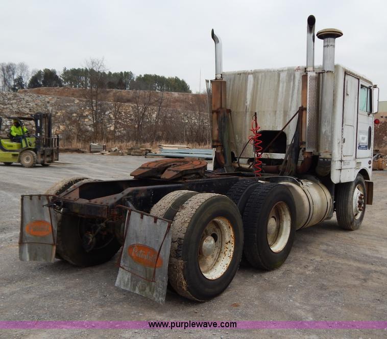 image for item I1217 1980 Peterbilt 352 semi truck