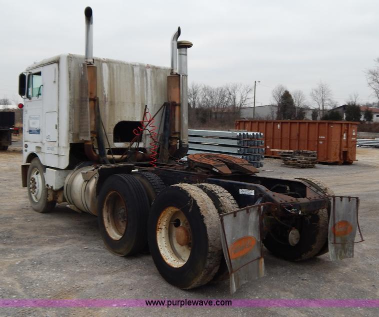 image for item I1217 1980 Peterbilt 352 semi truck
