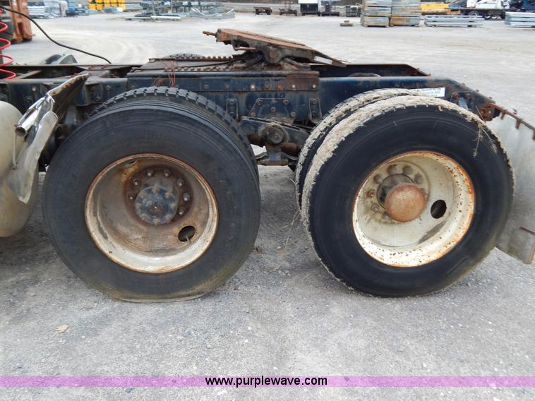 image for item I1217 1980 Peterbilt 352 semi truck