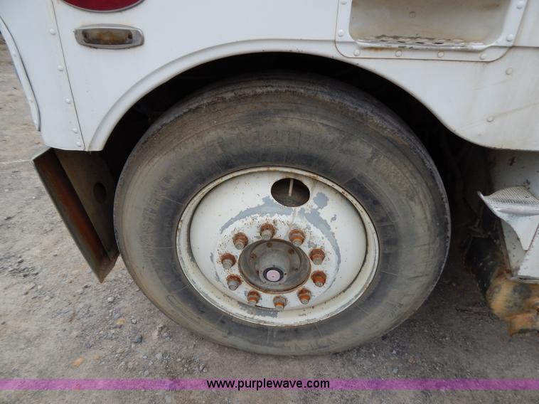 image for item I1217 1980 Peterbilt 352 semi truck
